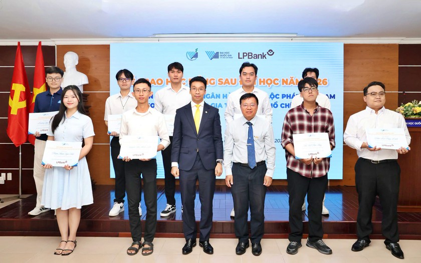 Trao 1,735 tỷ đồng học bổng cho học vi&ecirc;n Đại học Quốc gia Th&agrave;nh phố Hồ Ch&iacute; Minh lĩnh vực b&aacute;n dẫn, vi mạch - Ảnh 3.