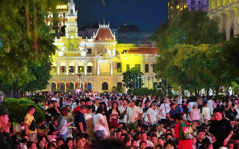 Tối 2/9, ph&aacute;o hoa rực s&aacute;ng bầu trời Th&agrave;nh phố Hồ Ch&iacute; Minh ch&agrave;o mừng Quốc kh&aacute;nh - Ảnh 2.