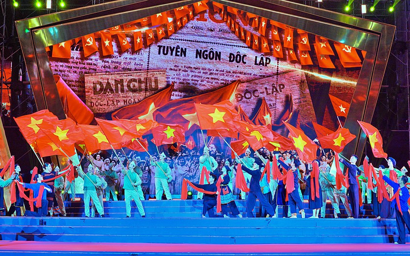 Tối 2/9, ph&aacute;o hoa rực s&aacute;ng bầu trời Th&agrave;nh phố Hồ Ch&iacute; Minh ch&agrave;o mừng Quốc kh&aacute;nh - Ảnh 5.
