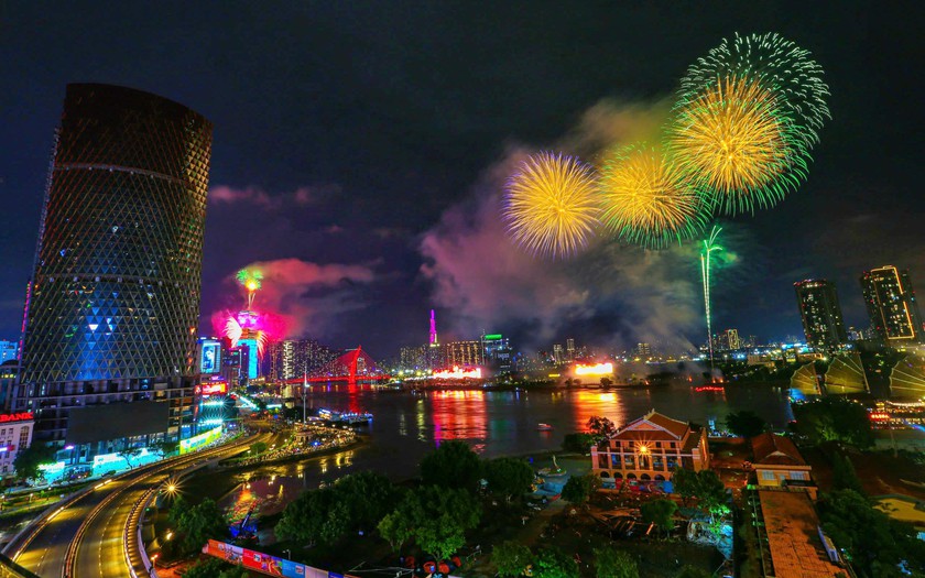 Tối 2/9, ph&aacute;o hoa rực s&aacute;ng bầu trời Th&agrave;nh phố Hồ Ch&iacute; Minh ch&agrave;o mừng Quốc kh&aacute;nh - Ảnh 3.