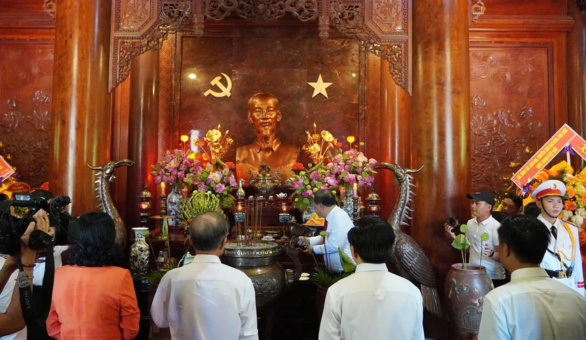 Trang trọng lễ giỗ B&aacute;c Hồ tr&ecirc;n qu&ecirc; hương của Người - Ảnh 1.