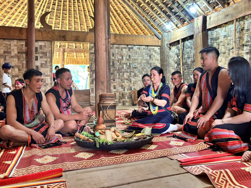 Hạt th&oacute;c đầy kho, rượu cần say đắm: Độc đ&aacute;o Lễ "Mừng l&uacute;a mới" của d&acirc;n tộc Giẻ Tri&ecirc;ng - Ảnh 2.
