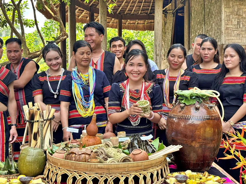 Hạt th&oacute;c đầy kho, rượu cần say đắm: Độc đ&aacute;o Lễ "Mừng l&uacute;a mới" của d&acirc;n tộc Giẻ Tri&ecirc;ng - Ảnh 1.