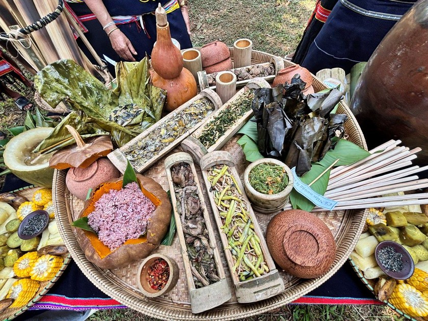 Hạt th&oacute;c đầy kho, rượu cần say đắm: Độc đ&aacute;o Lễ "Mừng l&uacute;a mới" của d&acirc;n tộc Giẻ Tri&ecirc;ng - Ảnh 8.