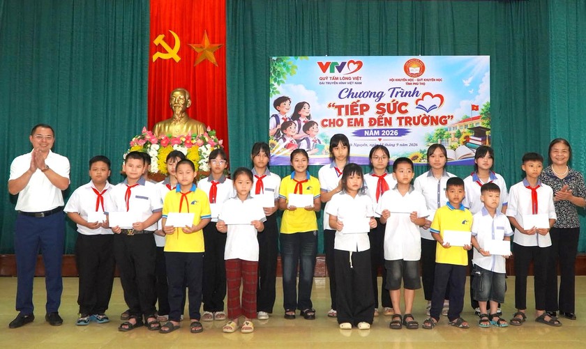 Hội Khuyến học Ph&uacute; Thọ phối hợp trao 750 suất qu&agrave; tiếp sức cho em tới trường - Ảnh 2.
