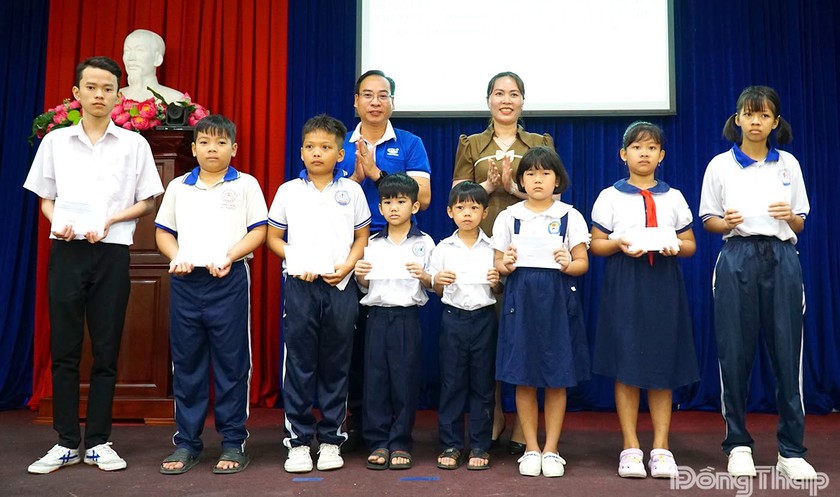 Đồng Th&aacute;p trao 418 suất học bổng khuyến học, 95 xe đạp cho học sinh vượt kh&oacute; học giỏi - Ảnh 2.