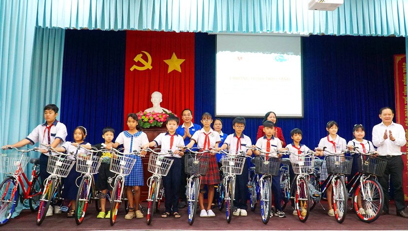 Đồng Th&aacute;p trao 418 suất học bổng khuyến học, 95 xe đạp cho học sinh vượt kh&oacute; học giỏi - Ảnh 3.