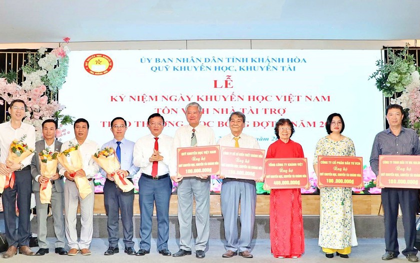 Quỹ Khuyến học, khuyến tài tỉnh Khánh Hòa trao hơn 2,2 tỷ đồng học bổng - Ảnh 1.