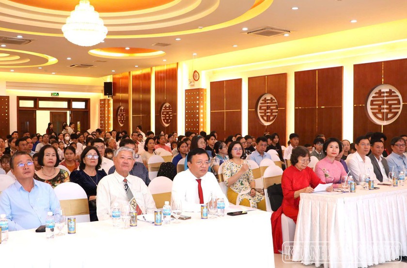 Quỹ Khuyến học, khuyến tài tỉnh Khánh Hòa trao hơn 2,2 tỷ đồng học bổng - Ảnh 2.