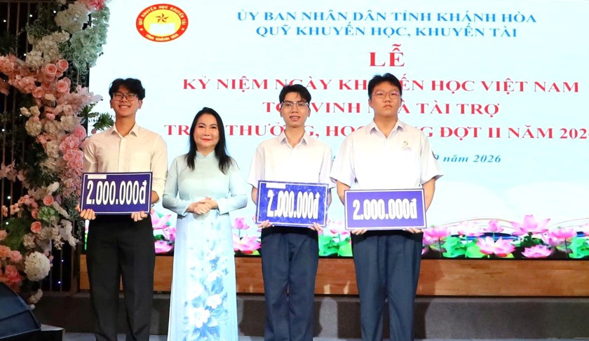 Quỹ Khuyến học, khuyến tài tỉnh Khánh Hòa trao hơn 2,2 tỷ đồng học bổng - Ảnh 4.