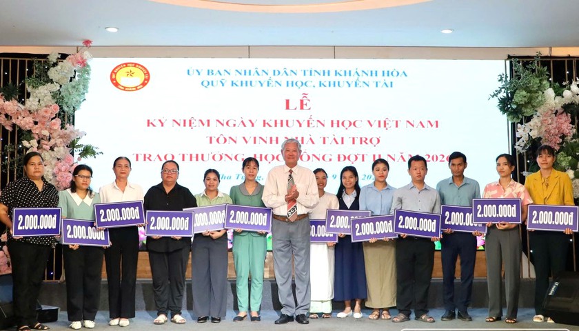 Quỹ Khuyến học, khuyến tài tỉnh Khánh Hòa trao hơn 2,2 tỷ đồng học bổng - Ảnh 3.