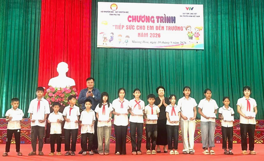 Hội Khuyến học Ph&uacute; Thọ phối hợp trao 750 suất qu&agrave; tiếp sức cho em tới trường - Ảnh 1.