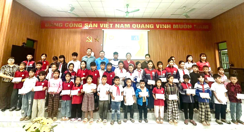 Hội Khuyến học Ph&uacute; Thọ phối hợp trao 750 suất qu&agrave; tiếp sức cho em tới trường - Ảnh 4.