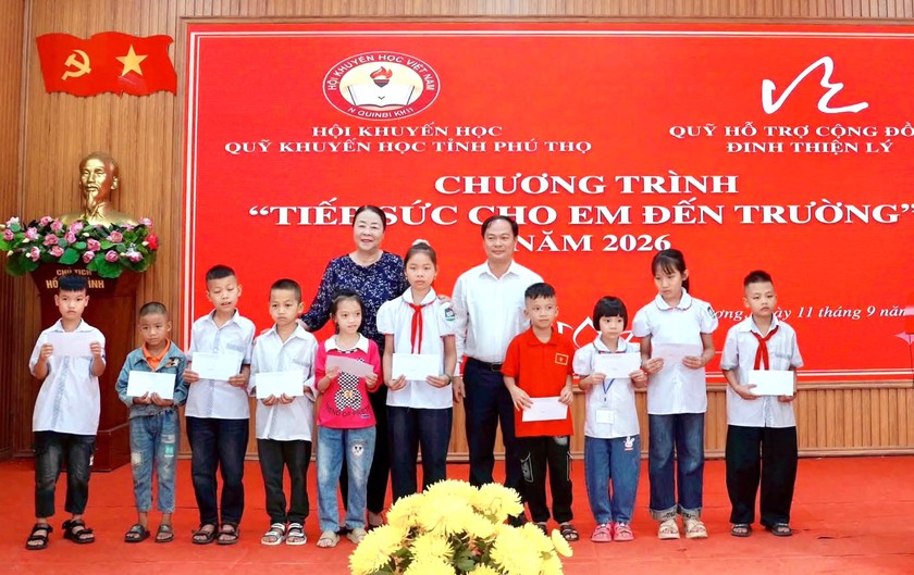Hội Khuyến học Ph&uacute; Thọ phối hợp trao 750 suất qu&agrave; tiếp sức cho em tới trường - Ảnh 3.