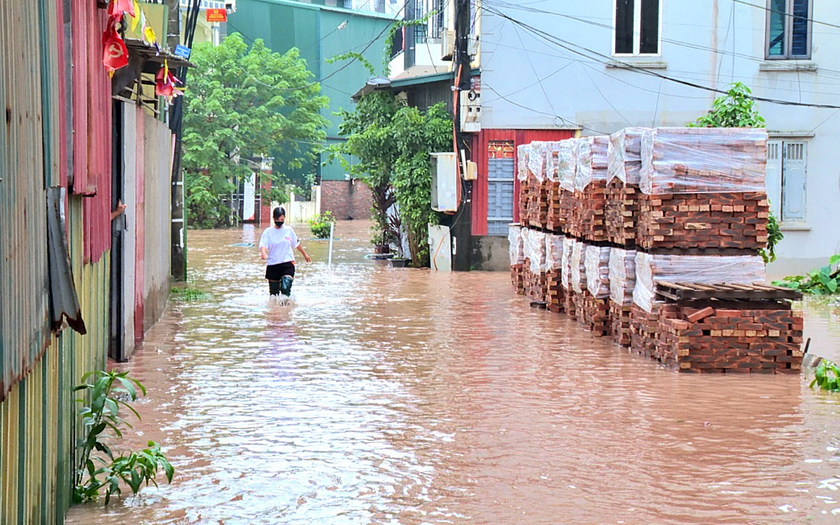 Hà Nội hết mưa, vì sao hơn 3.300 nhà vẫn còn ngập? - Ảnh 1.