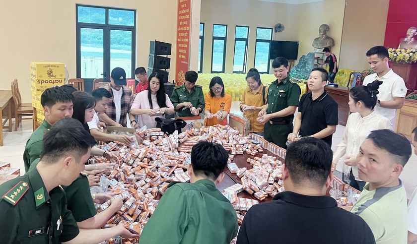 Những người l&agrave;m b&aacute;o xứ Nghệ mang Trung Thu đến trẻ em v&ugrave;ng bi&ecirc;n - Ảnh 4.