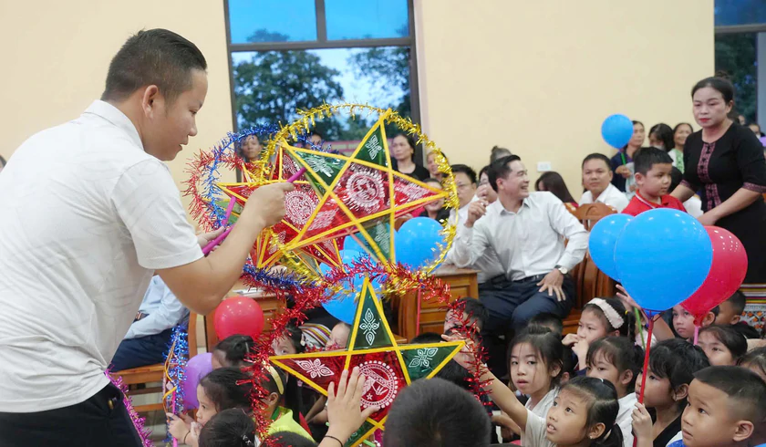 Những người l&agrave;m b&aacute;o xứ Nghệ mang Trung Thu đến trẻ em v&ugrave;ng bi&ecirc;n - Ảnh 8.