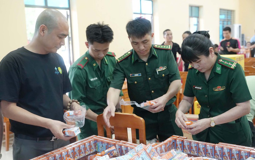 Những người l&agrave;m b&aacute;o xứ Nghệ mang Trung Thu đến trẻ em v&ugrave;ng bi&ecirc;n - Ảnh 3.