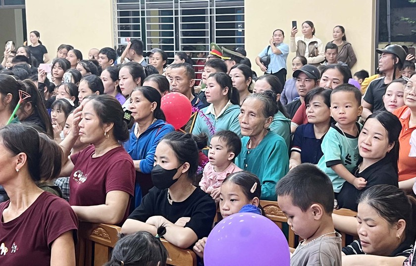 Những người l&agrave;m b&aacute;o xứ Nghệ mang Trung Thu đến trẻ em v&ugrave;ng bi&ecirc;n - Ảnh 7.