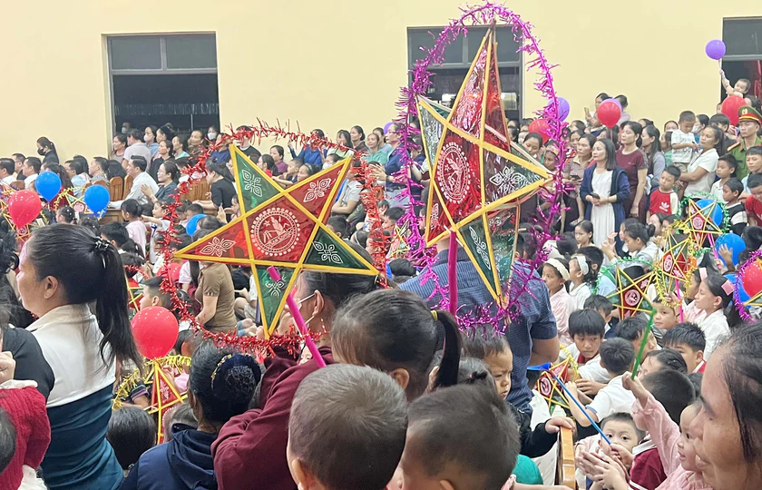 Những người l&agrave;m b&aacute;o xứ Nghệ mang Trung Thu đến trẻ em v&ugrave;ng bi&ecirc;n - Ảnh 2.