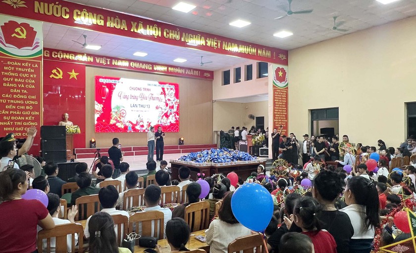 Những người l&agrave;m b&aacute;o xứ Nghệ mang Trung Thu đến trẻ em v&ugrave;ng bi&ecirc;n - Ảnh 6.