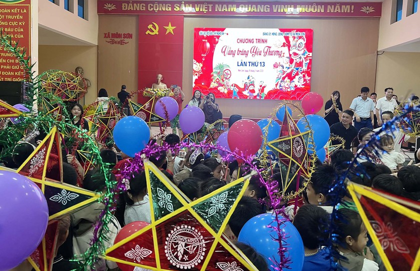 Những người l&agrave;m b&aacute;o xứ Nghệ mang Trung Thu đến trẻ em v&ugrave;ng bi&ecirc;n - Ảnh 1.