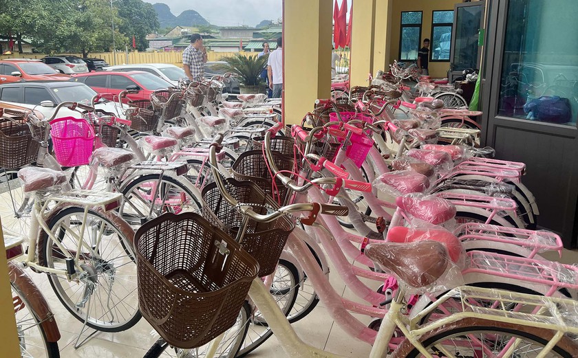 Những người l&agrave;m b&aacute;o xứ Nghệ mang Trung Thu đến trẻ em v&ugrave;ng bi&ecirc;n - Ảnh 5.