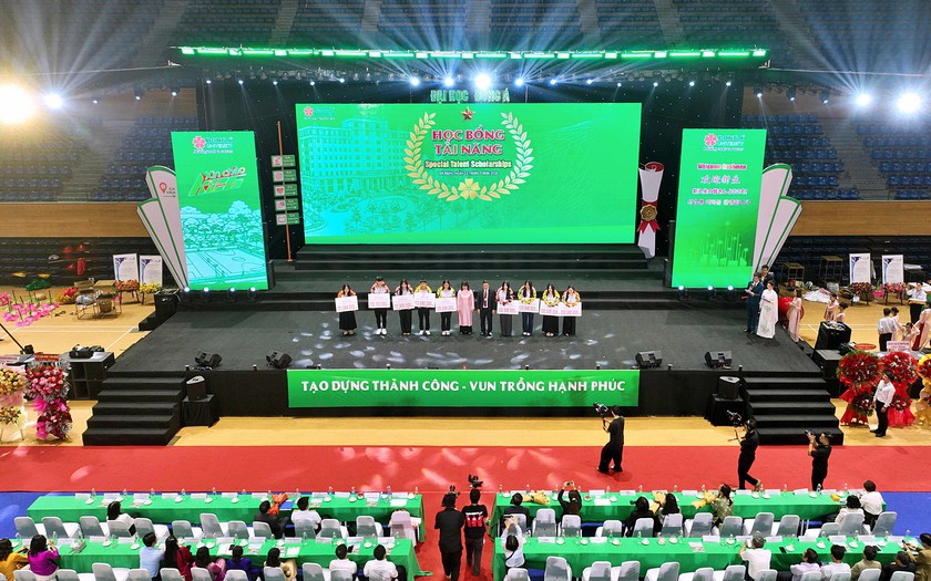 Trường Đại học Đ&ocirc;ng &Aacute; trao học bổng khuyến học 45 tỷ đồng d&agrave;nh cho t&acirc;n sinh vi&ecirc;n - Ảnh 4.