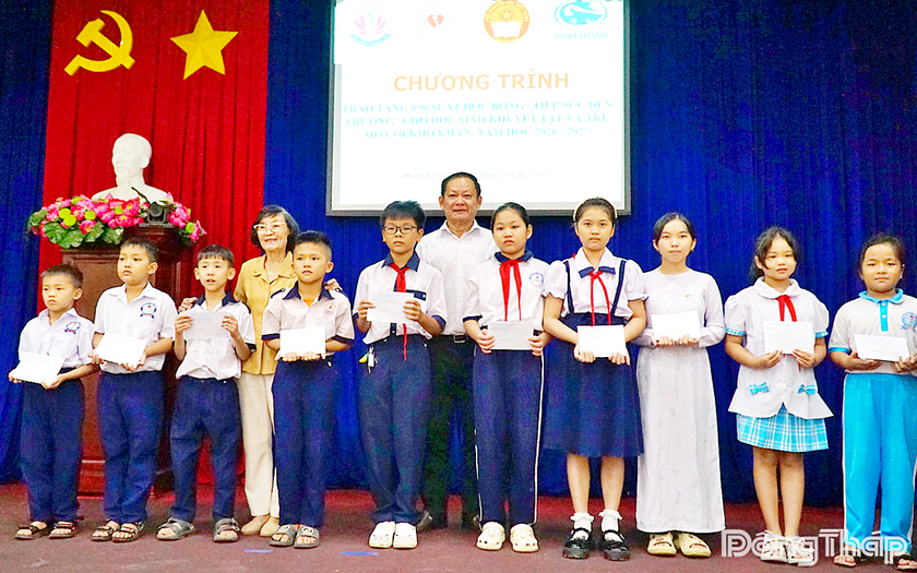Đồng Th&aacute;p trao 418 suất học bổng khuyến học, 95 xe đạp cho học sinh vượt kh&oacute; học giỏi - Ảnh 1.