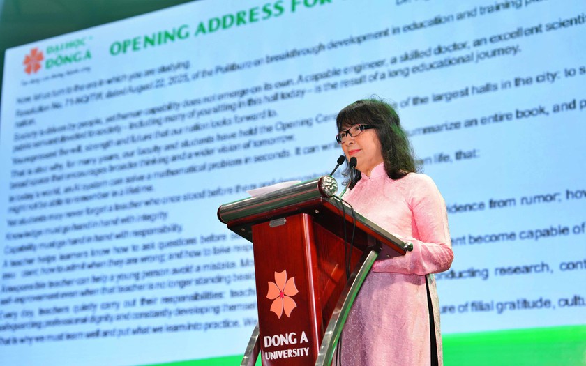 Trường Đại học Đ&ocirc;ng &Aacute; trao học bổng khuyến học 45 tỷ đồng d&agrave;nh cho t&acirc;n sinh vi&ecirc;n - Ảnh 2.