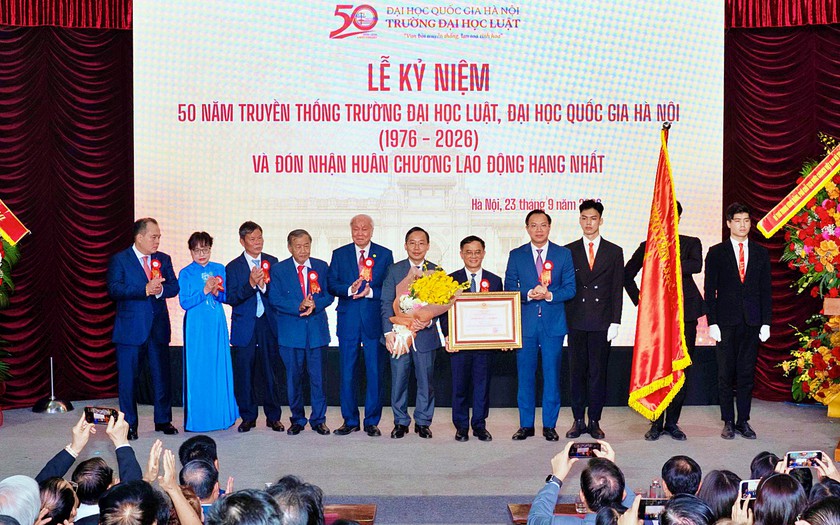 Trường Đại học Luật -  Đại học Quốc gia H&agrave; Nội nhận Hu&acirc;n chương Lao động hạng Nhất - Ảnh 1.