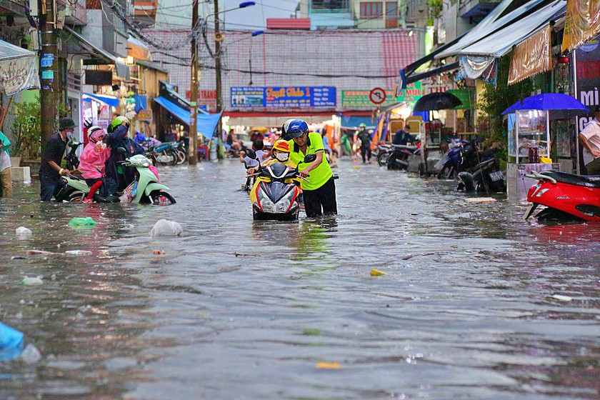 Thành phố Hồ Chí Minh bước vào “mùa ngập”: Cần bài toán giải quyết tổng thể - Ảnh 1.
