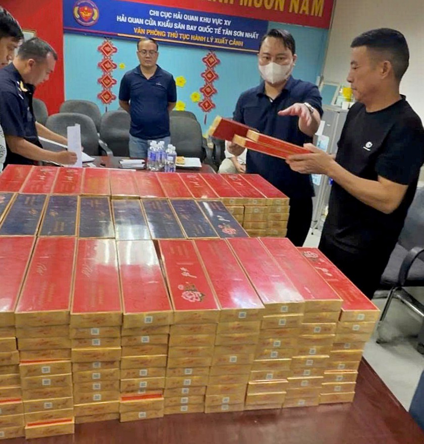 Khởi tố 4 người nước ngo&agrave;i vận chuyển gần 18.000 bao thuốc l&aacute; điếu nhập lậu - Ảnh 2.