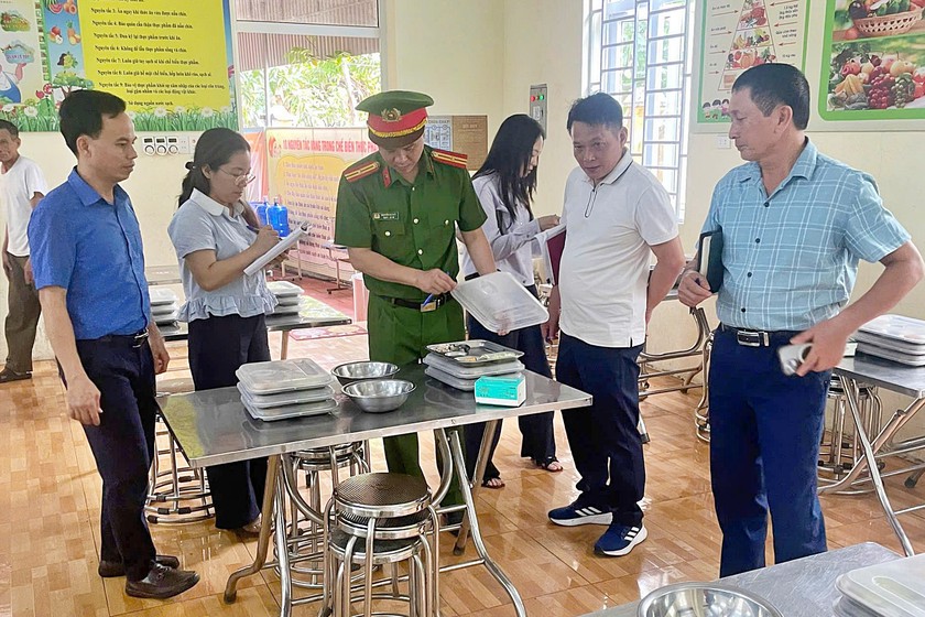 Hải Phòng mạnh tay loại trừ thực phẩm bẩn để học sinh có bữa ăn bán trú an toàn - Ảnh 1.