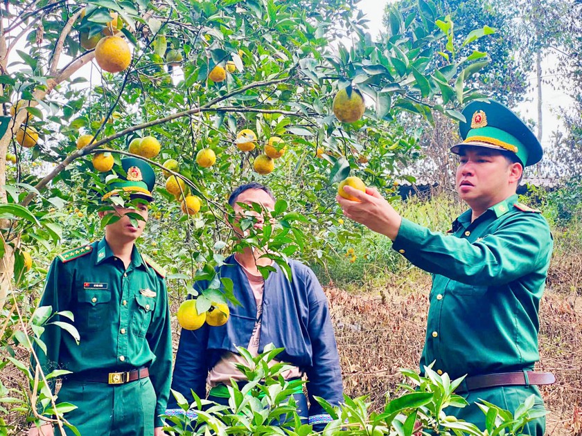 Chuyện về một "C&ocirc;ng d&acirc;n học tập" mang qu&acirc;n h&agrave;m xanh nơi ng&agrave;n m&acirc;y bi&ecirc;n giới  - Ảnh 6.
