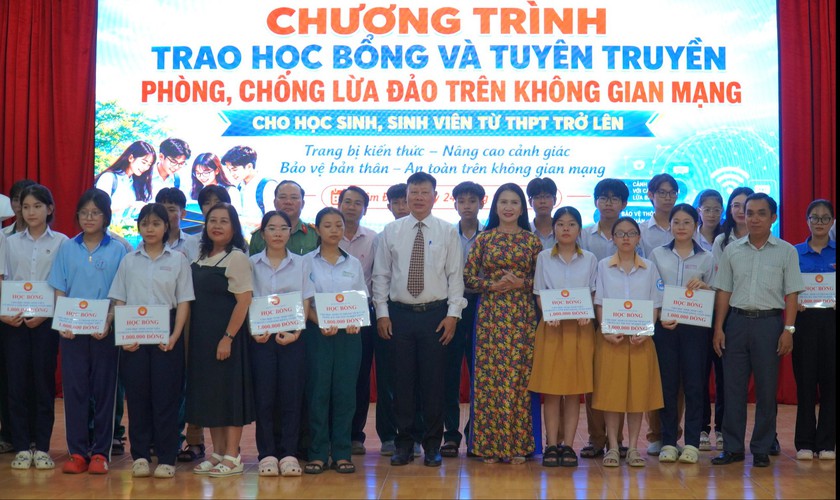 Hội Khuyến học L&acirc;m Đồng phối hợp trao 83 suất học bổng, tuy&ecirc;n truyền an ninh mạng cho học sinh - Ảnh 2.
