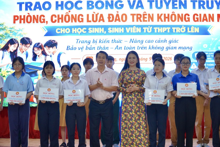 Hội Khuyến học L&acirc;m Đồng phối hợp trao 83 suất học bổng, tuy&ecirc;n truyền an ninh mạng cho học sinh - Ảnh 1.