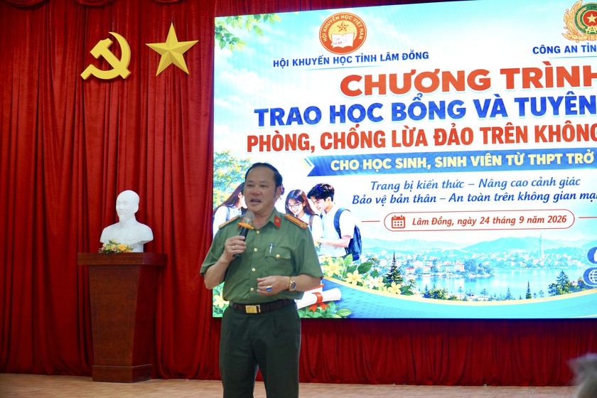 Hội Khuyến học L&acirc;m Đồng phối hợp trao 83 suất học bổng, tuy&ecirc;n truyền an ninh mạng cho học sinh - Ảnh 4.