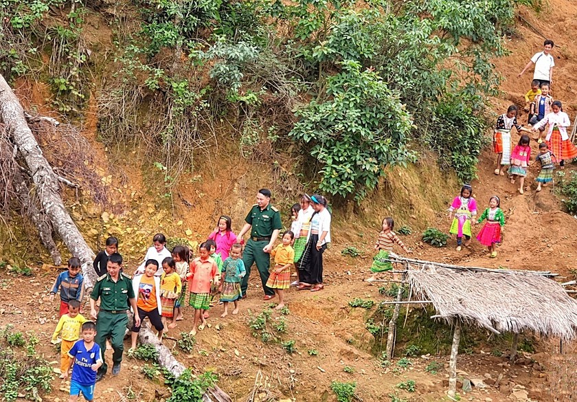 Chuyện về một "C&ocirc;ng d&acirc;n học tập" mang qu&acirc;n h&agrave;m xanh nơi ng&agrave;n m&acirc;y bi&ecirc;n giới  - Ảnh 5.