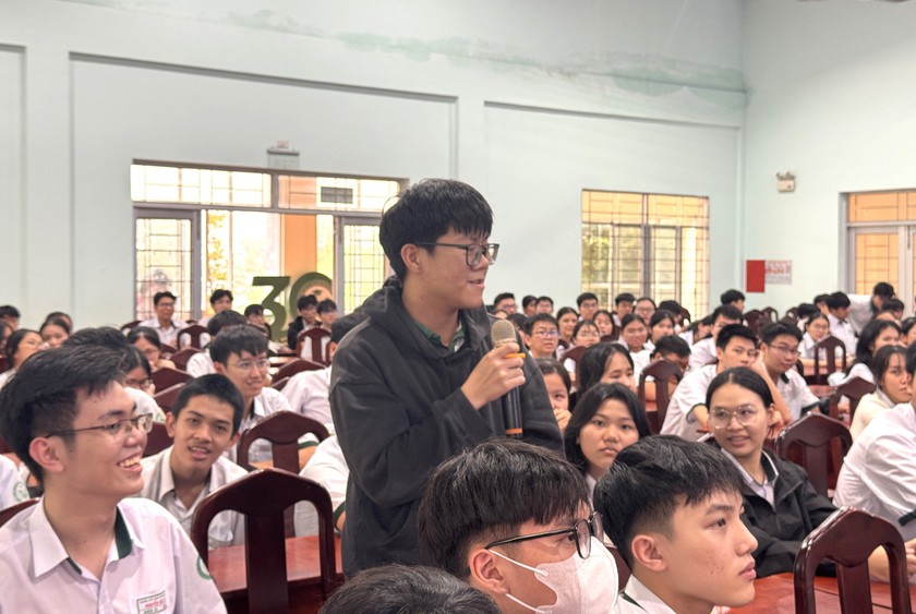Hội Khuyến học L&acirc;m Đồng phối hợp trao 83 suất học bổng, tuy&ecirc;n truyền an ninh mạng cho học sinh - Ảnh 5.