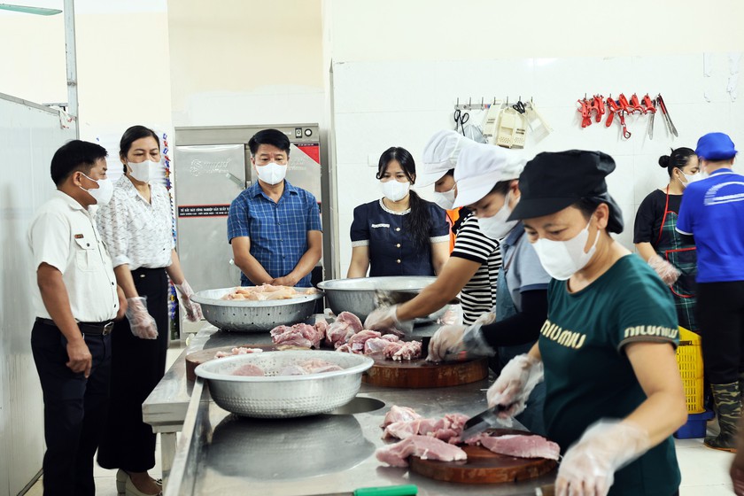 Kiểm tra bếp ăn Trường Tiểu học Quảng Bị 1 sau phản ánh suất ăn bán trú có "tóp mỡ" - Ảnh 1.