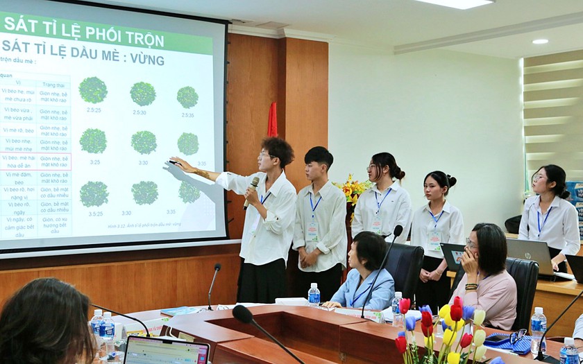 Nh&oacute;m sinh vi&ecirc;n Trường Đại học C&ocirc;ng Thương Th&agrave;nh phố Hồ Ch&iacute; Minh đạt giải nhất Cuộc thi C&ocirc;ng nghệ sau thu hoạch năm 2026 - Ảnh 2.