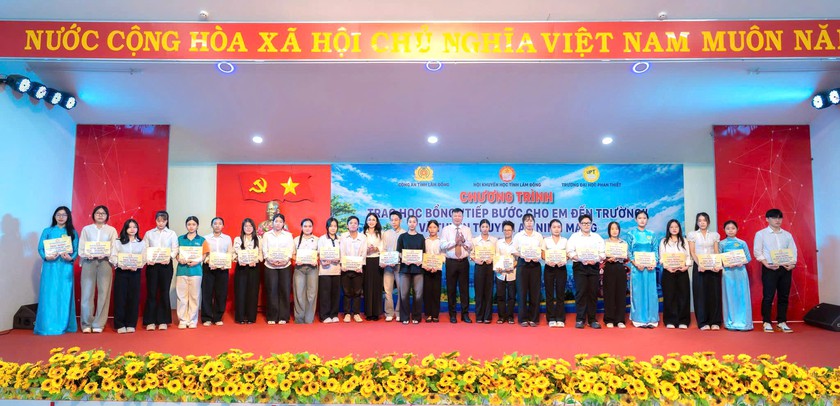 Hội Khuyến học L&acirc;m Đồng phối hợp trao 245 suất học bổng, tuy&ecirc;n truyền an ninh mạng cho sinh vi&ecirc;n Trường Đại học Phan Thiết - Ảnh 2.