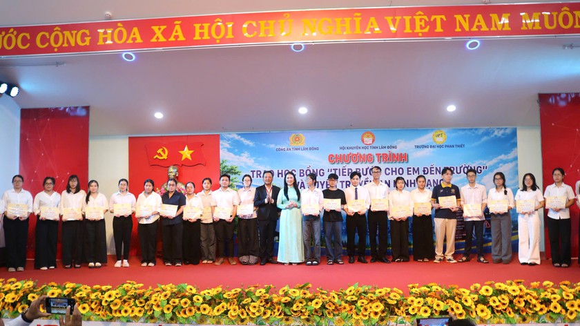 Hội Khuyến học L&acirc;m Đồng phối hợp trao 245 suất học bổng, tuy&ecirc;n truyền an ninh mạng cho sinh vi&ecirc;n Trường Đại học Phan Thiết - Ảnh 1.