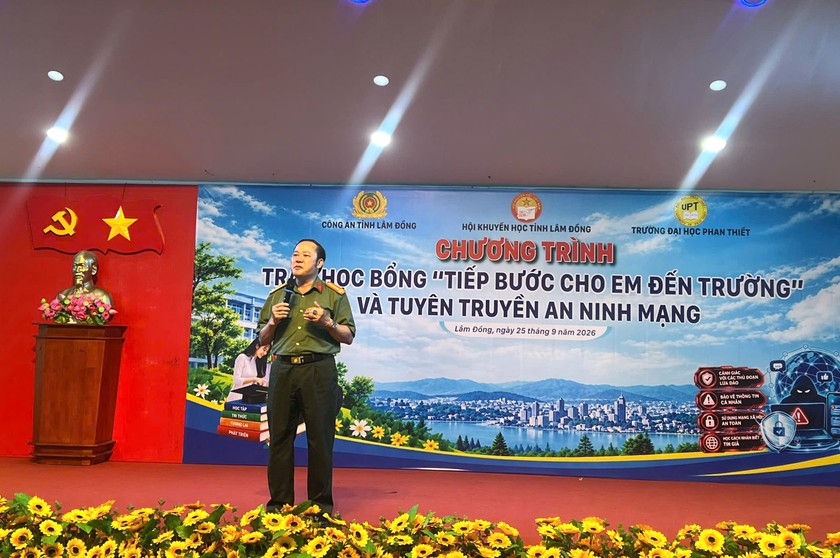 Hội Khuyến học L&acirc;m Đồng phối hợp trao 245 suất học bổng, tuy&ecirc;n truyền an ninh mạng cho sinh vi&ecirc;n Trường Đại học Phan Thiết - Ảnh 3.