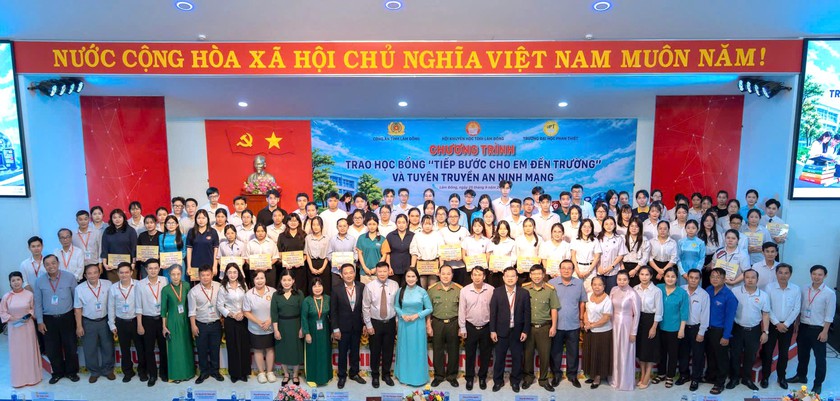 Hội Khuyến học L&acirc;m Đồng phối hợp trao 245 suất học bổng, tuy&ecirc;n truyền an ninh mạng cho sinh vi&ecirc;n Trường Đại học Phan Thiết - Ảnh 4.