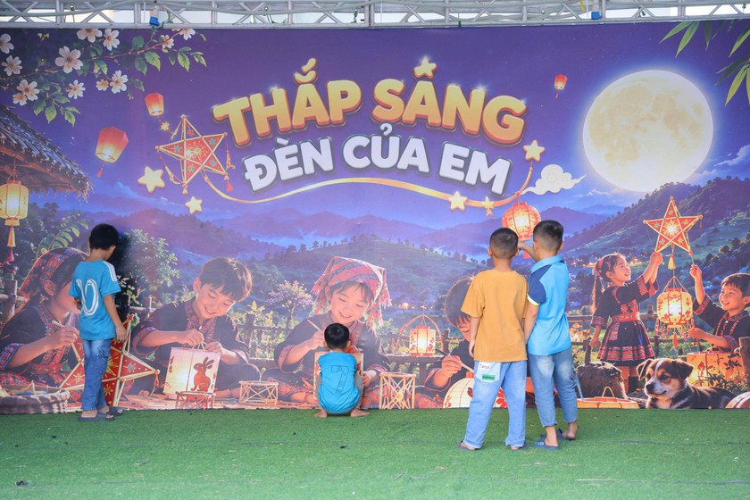 Trung Thu đặc biệt tại trường Petrovietnam - Phong Thổ - Ảnh 1.