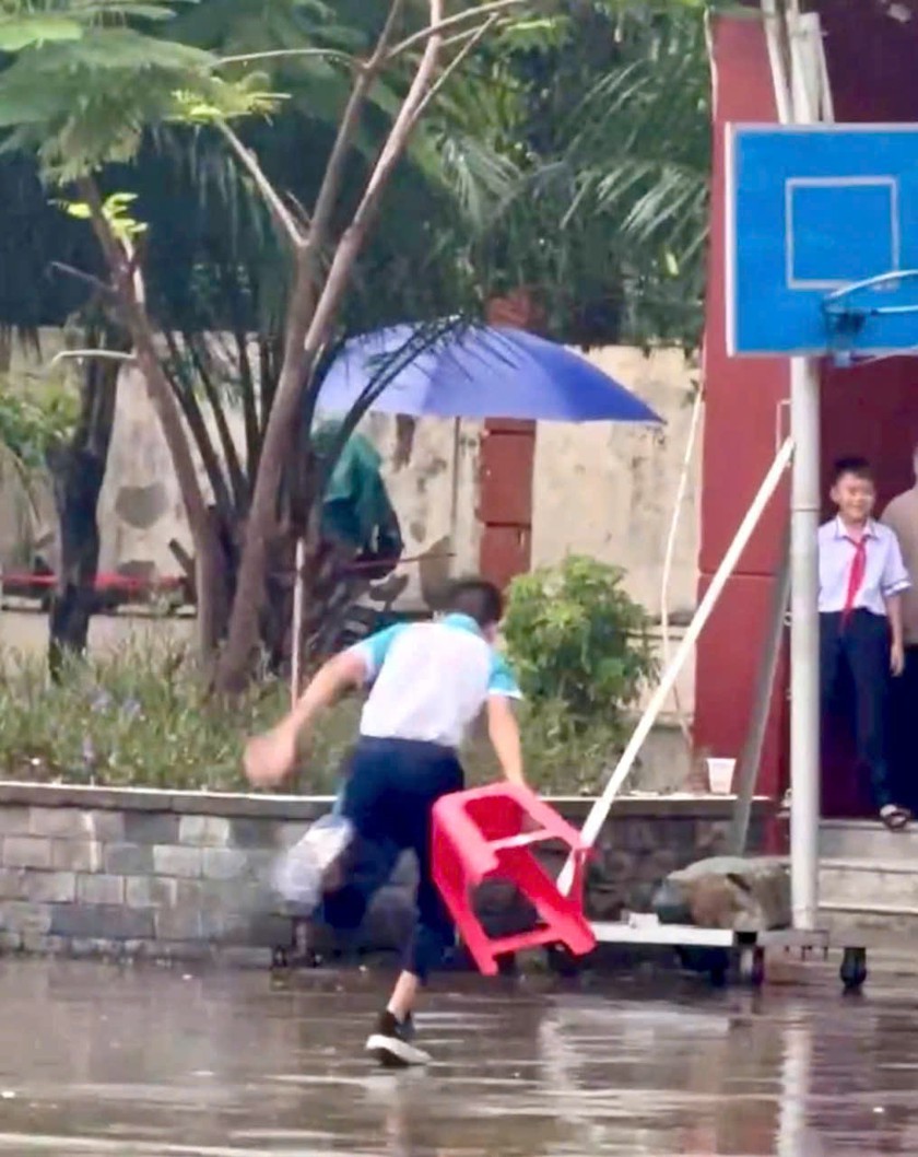 Nhiều trường học Thành phố Hồ Chí Minh nghiêm cấm học sinh đu trend "bá khí" khi trời mưa - Ảnh 2.