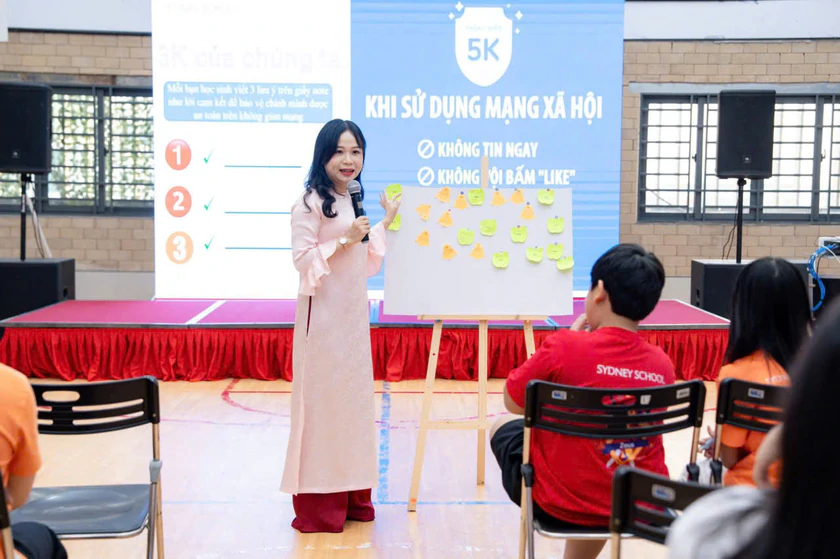 Nhiều trường học Thành phố Hồ Chí Minh nghiêm cấm học sinh đu trend "bá khí" khi trời mưa - Ảnh 1.