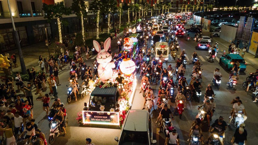 Rộn r&agrave;ng đ&ecirc;m Trung thu, biển người người đổ về B&atilde;i Ch&aacute;y xem diễu h&agrave;nh đ&egrave;n lồng v&agrave; ph&aacute;o hoa - Ảnh 2.